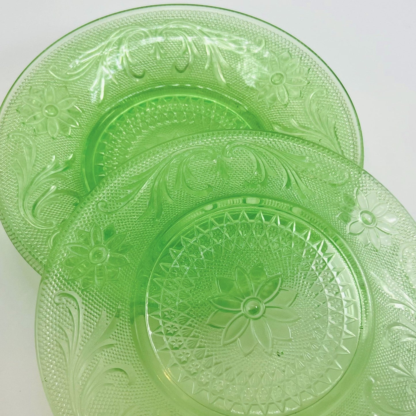Green Depression Glass Set of Three Salad/Luncheon Plates, Sandwich Pattern, Indiana Glass, 1930s